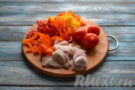 Болгарский перец вымыть, очистить от семян и плодоножки, нарезать соломкой. Очищенный лук нарезать тонкими кольцами. Помидоры вымыть и разрезать на 2-4 части.
