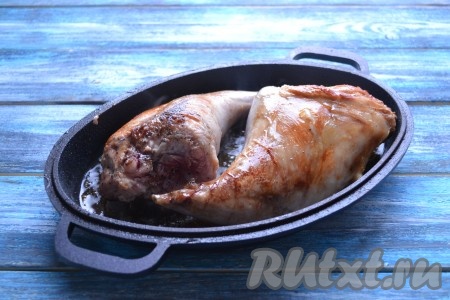 Шкварки убрать со сковороды, выложить на сковороду крупно нарезанные части кролика. Обжарить кусочки мяса на среднем огне с обеих сторон до красивого румяного цвета.&nbsp;
