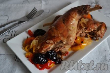 Также можно подать кролика в качестве самостоятельного блюда вместе с овощами и черносливом, с которыми он тушился.
