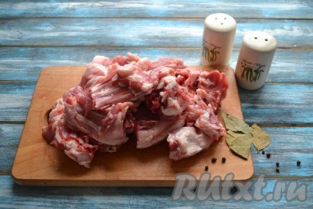 Тушку кролика вымыть под проточной водой и разрезать на небольшие порционные кусочки.
