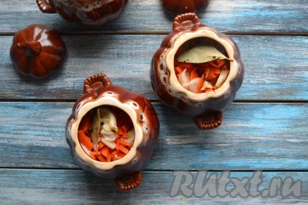 Поверх мяса кролика выложить оставшиеся лук и морковь. Добавить по зубчику чеснока в каждый горшочек, черный перец горошком и лавровые листики.
