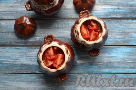 Сверху выложить помидоры, добавить по щепотке соли, накрыть крышкой и отправить в холодную духовку. Готовить кролика в горшочках 45 минут при температуре 180 градусов.
