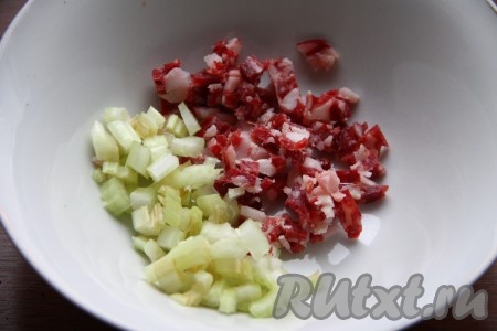 Сельдерей и колбасу нарезать кубиками.