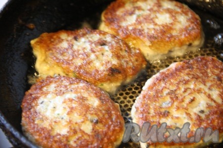 Фарш на котлеты может получиться разным по консистенции, в зависимости от самой рыбы. Если фарш жидковатый, выкладывайте его ложкой на сковороду. Обжаривать котлеты из пангасиуса на небольшом огне с двух сторон до золотистой корочки.