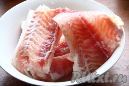 Рыбу разморозить. Если Вы приобрели целую рыбу, то её нужно отделить от костей.
