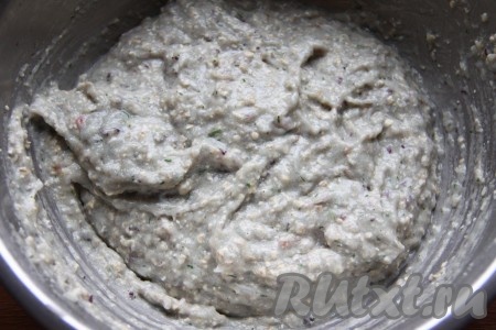 Смешать измельченную рыбу с сухарями, яйцом, добавить соль и перец по вкусу. Все хорошенько перемешать. 