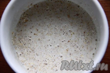 Панировочные сухари залить молоком и оставить на 10 минут.