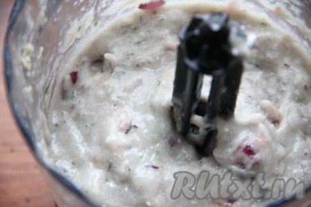 В блендере взбить рыбу, луковицу и зелень.