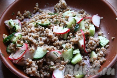Для приготовления заправки смешать кунжутное масло, рисовый укусу, соевый соус и мед. К гречке, редиске и огурцам добавить мелко нарезанный зеленый лук и заправку, перемешать.