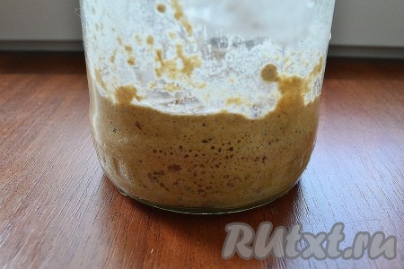 Третий день: если сделано все правильно, вы через сутки увидите, что закваска начала работать, появятся пузырьки и кислый запах. Чем теплее окружающая температура воздуха, тем сильнее будет брожение.
