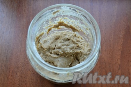 Теперь добавить в закваску 100 мл теплой воды, перемешать и всыпать 100 грамм ржаной муки. Еще раз тщательно все перемешать. Масса будет той же консистенции, что и раньше. Накрыть банку пленкой и оставить в том же месте еще на 24 часа.
