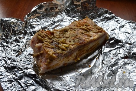 Верх и бока сала смазать горчицей.