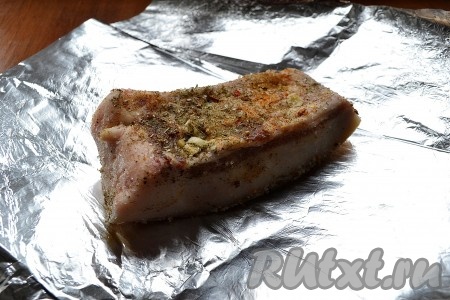 На лист фольги выложить по куску сала.
