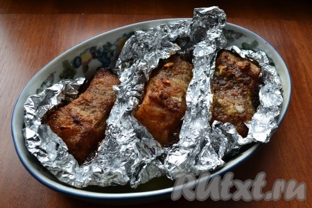 Духовку разогреть до 190-200 градусов. Сало в фольге поместить в форму для запекания и отправить в духовку на 35-40 минут. Затем верх фольги открыть и запекать сало еще 10-15 минут, чтобы подрумянилось. Сало может уменьшиться в размерах и часть жира вытопится. Жир можно использовать для приготовления других блюд.
