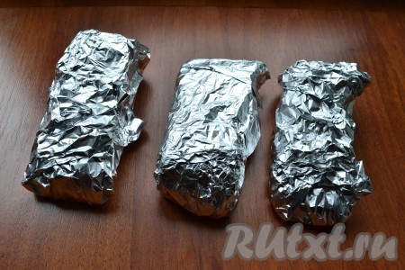 Завернуть каждый кусок сала в фольгу и поместить в холодильник на 5-6 часов.