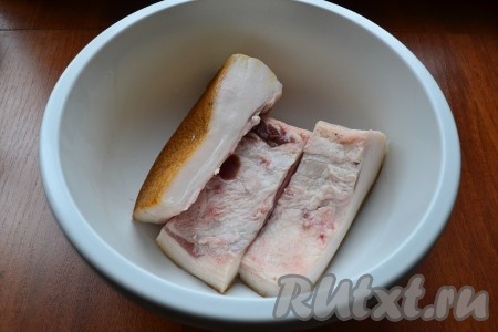 Кусок сала разрезать на 3 части.