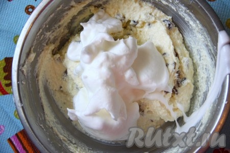 Белки взбить до сильных пиков и добавить в творожную массу, аккуратно перемешать. Творожная масса получается густоватой и не стекает с ложки. Долго мешать не стоит.
