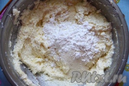 Добавить в получившуюся творожную массу манку и крахмал, перемешать до однородности. Крахмал можете использовать кукурузный или картофельный.
