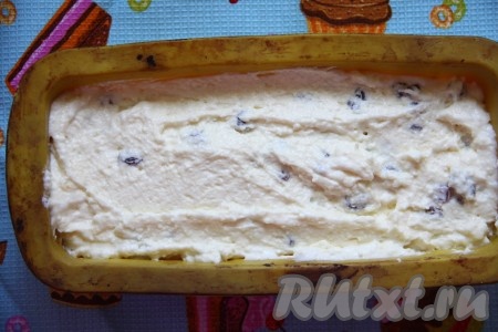 Творожную массу выложить в форму для выпечки (силиконовую форму можно не смазывать маслом). Я использовала силиконовую форму для хлеба и кексов.
