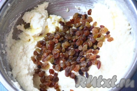 Добавить изюм, перемешать.
