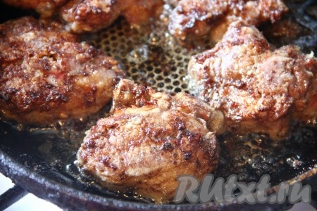 Куриную печень обвалять в муке, выложить на сковороду, разогретую с растительным маслом, и обжарить со всех сторон на сильном огне до золотистой корочки.