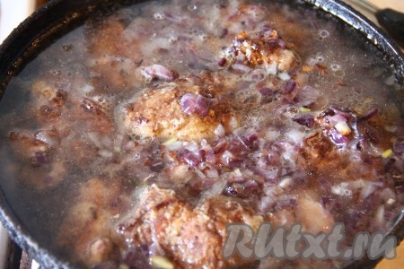 Обжаренную куриную печень и лук выложить слоями в сковороду, залить водой, закрыть крышкой и отправить тушиться на медленный огонь. Держать на огне около 30-40 минут, пока наш лук не растворится в соусе и не испарится жидкость. Время приготовления зависит от того, насколько мелко нарезан лук и конечно же от самого огня.