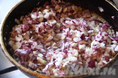Отдельно в сковороде обжарить на растительном масле мелко нарезанный лук, присыпанный сахаром. Обжаривать на медленном огне, иногда помешивая, до золотистой корочки.

