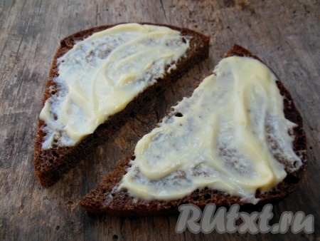 Каждый ломтик хлеба смажьте майонезом (я смазала домашним майонезом).
