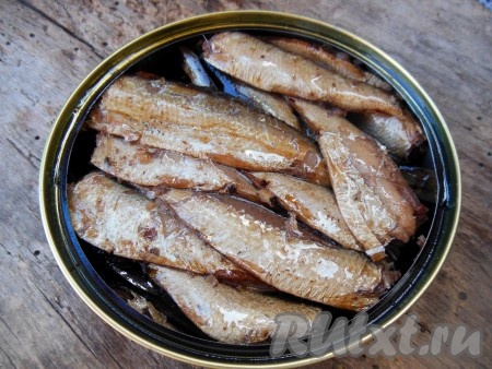 Со шпрот слейте масло.