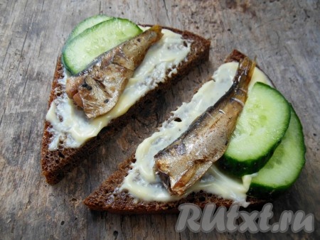 Рядом с рыбой положите по 2 полу кружочка огурца и кусочек яйца.
