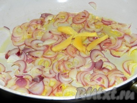 На оливковом масле на среднем огне обжарить лук в течение 2-3 минут, помешивая, затем добавить кусочки имбиря.
