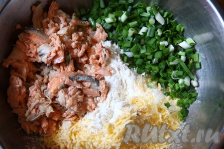 Для приготовления этого пирога можно взять сырую рыбу. Но я, чтобы пирог получился менее жирным, решила отварить семгу (я готовила из рыбных обрезков семги, отварив их в воде в течение 30 минут, а затем отделила рыбу от костей). Из рыбного бульона я сварила крем-суп. Для приготовления теста для пирога в отдельной миске соединить муку, мелко нарезанную зелень, натёртый сыр и измельченную семгу, перемешать.