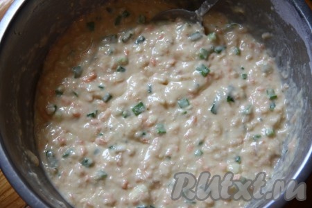 Тесто получится средней густоты, похожим на тесто для шарлотки.
