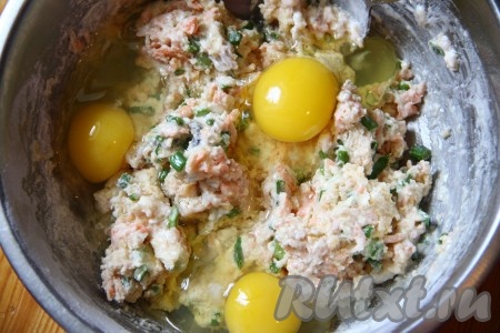 Добавить яйца и разрыхлитель, хорошо перемешать.
