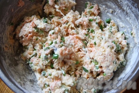 Затем в получившуюся массу добавить молоко, соль, сливочное масло комнатной температуры и растительное масло, хорошенько перемешать.
