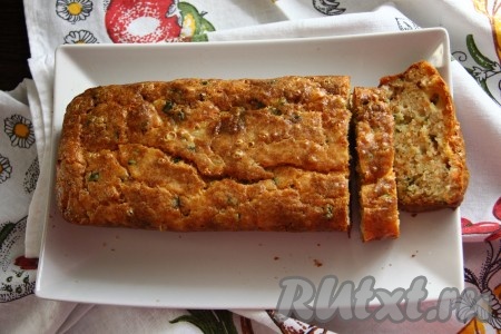 Отправить в разогретую до 180 градусов духовку и выпекать пирог с семгой и сыром около часа. Если вы выпекаете кексы в маленьких формах, время запекания нужно&nbsp;уменьшить до 30 минут.
