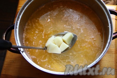 В рыбный бульон добавляем очищенный мелко нарезанный картофель и варим минут 15 (до готовности картошки).