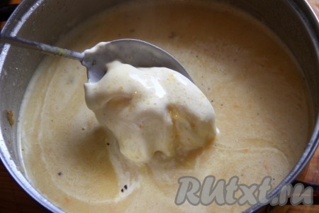 Добавляем в кастрюлю сливки и отправляем на огонь. Доводим крем-суп до кипения и выключаем газ. Если суп показался вам жидковатым, проварите его некоторое время на небольшом огне, не закрывая крышку, чтобы часть жидкости испарилась.
