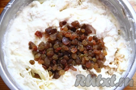 К смеси творога и манки добавить желтки, взбитые с маслом и сахаром, перемешать творожную массу.&nbsp;Яблоки, очищенные от кожуры и семян, натереть на крупной тёрке и сразу (пока они не потемнели) добавить вместе с обсушенным изюмом в получившуюся творожную массу, перемешать.