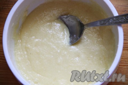 Изюм промыть водой, переложить в глубокую тарелку, залить кипятком минут на 5, затем слить лишнюю воду. Выложить изюм на бумажное полотенце, дать обсохнуть. Сливочное масло для приготовления запеканки должно быть комнатной температуры, поэтому его нужно будет заранее достать из холодильника. В миску выложить творог (если творог крупинчатый, тогда предварительно можно пробить его погружным блендером до однородности), всыпать манку, перемешать и оставить минут на 15. Яйца разделить на белки и желтки. Убрать белки в холодильник. Желтки взбить с сахаром и сливочным маслом комнатной температуры с помощью миксера до однородной массы.