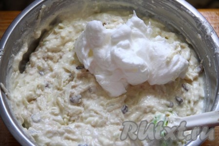 Отдельно взбить миксером на максимальной скорости хорошо охлаждённые яичные белки до крепких пиков. Добавить взбитые белки в творожно-яблочную массу и аккуратно подмешать лопаткой движениями "снизу вверх".