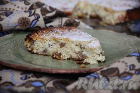 Наша вкусная и полезная запеканка из творога, изюма и яблок готова. Можете украсить её по своему усмотрению (например, сахарной пудрой) и подать к чаю.