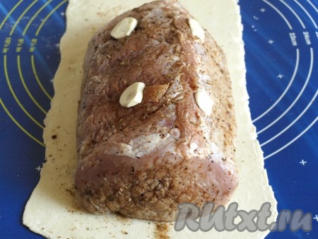 Сверху разложить пластинки чеснока.
