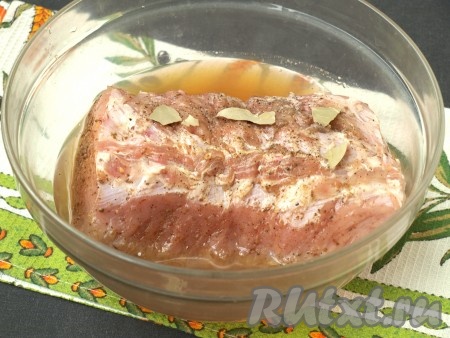 Балык поместить в миску и добавить белое вино, лучше сухое. Сверху выложить лавровый лист. Миску накрыть крышкой и убрать в холодильник на 10-12 часов. За это время 2-3 раза мясо перевернуть, чтобы оно хорошо замариновалось.
