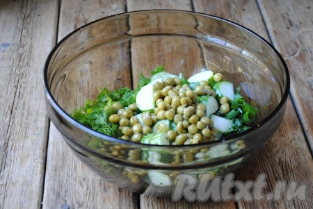 Салат посолить, добавить лимонный сок и растительное масло, хорошо перемешать.&nbsp;
