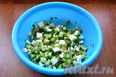 Салат посолить и поперчить по вкусу, заправить ароматным подсолнечным маслом.