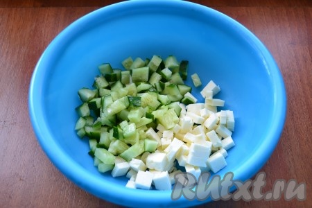 Если брынза плотная - нарезать ее кубиками, мягкую - раскрошить. К брынзе добавить нарезанный небольшими кубиками свежий огурец.