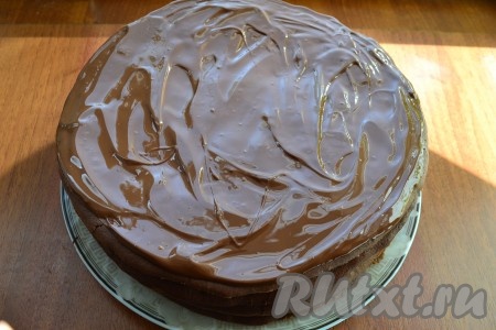 Накрыть сверху вторым коржом и таким же образом нанести крем. Также поступить и с третьим коржом. Накрыть последним коржом и его покрыть растопленным шоколадом.