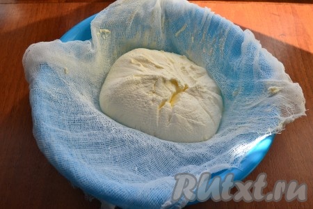 Если используете магазинную сметану, ее нужно отвесить в марле. Для этого: сметану поместить в 2 слоя марли и подвесить, чтобы стекла вся жидкость. У меня для этого понадобилось 3 часа.