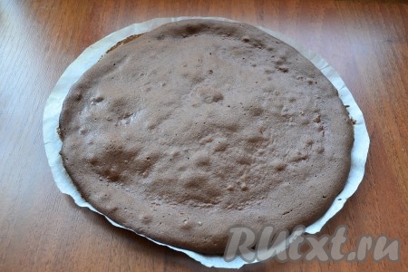 Выпекать коржи (если одна форма - поочередно) в предварительно разогретой до 170-180 градусов духовке 15 минут.